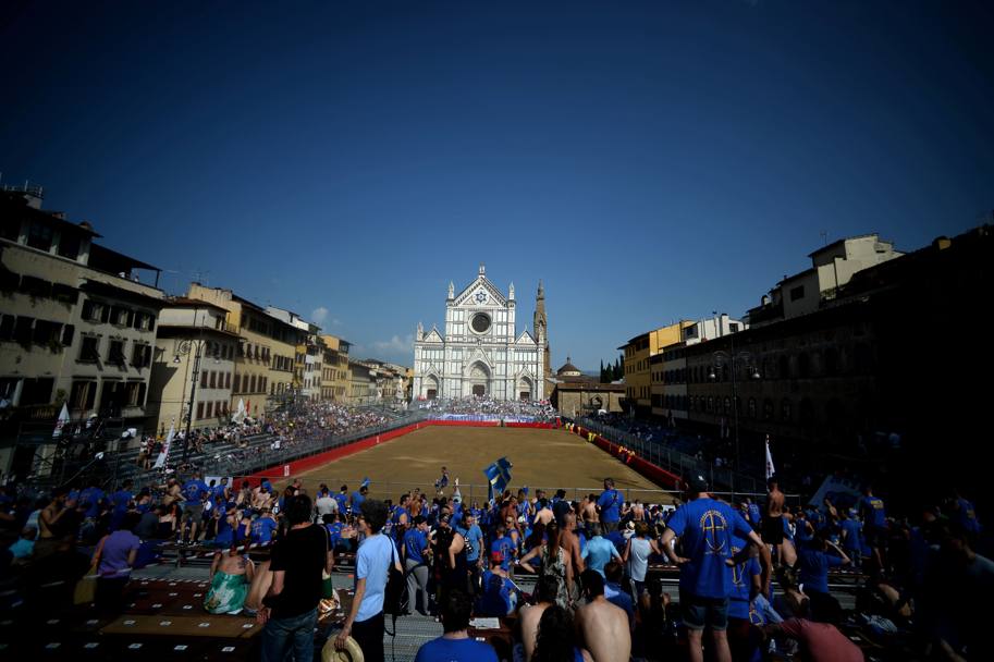 Firenze, 25 giugno 2016: la finale del calcio storico fiorentino tra Bianchi di Santo Spirito e Azzurri di Santa Croce (Afp)